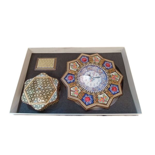 پک هدیه خاتم کاری شامل ساعت خورشیدی، جعبه جواهرات و شکلاتخوری